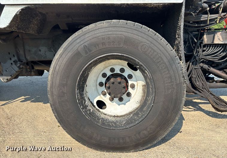 image for item EC3729 2006 Ford F650 Super Duty oil distributor truck