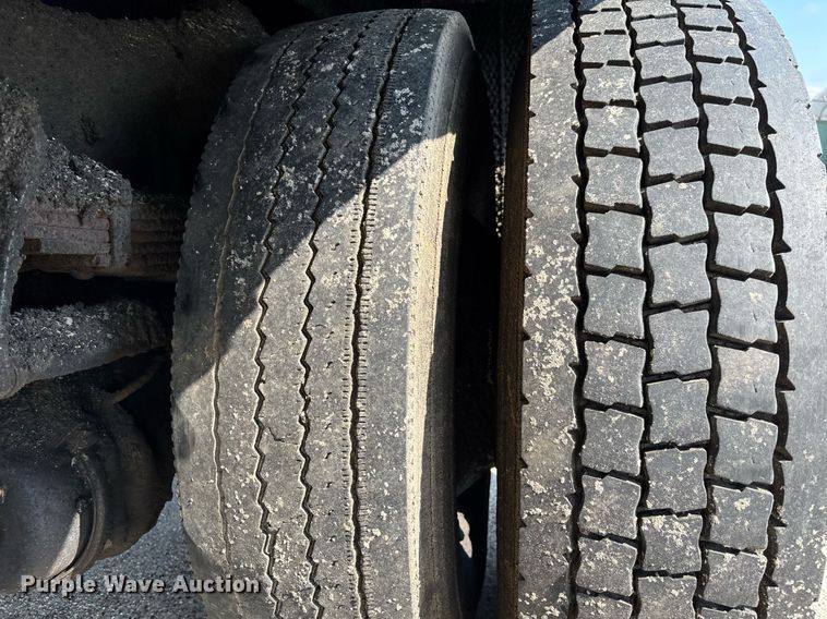 image for item EC3729 2006 Ford F650 Super Duty oil distributor truck