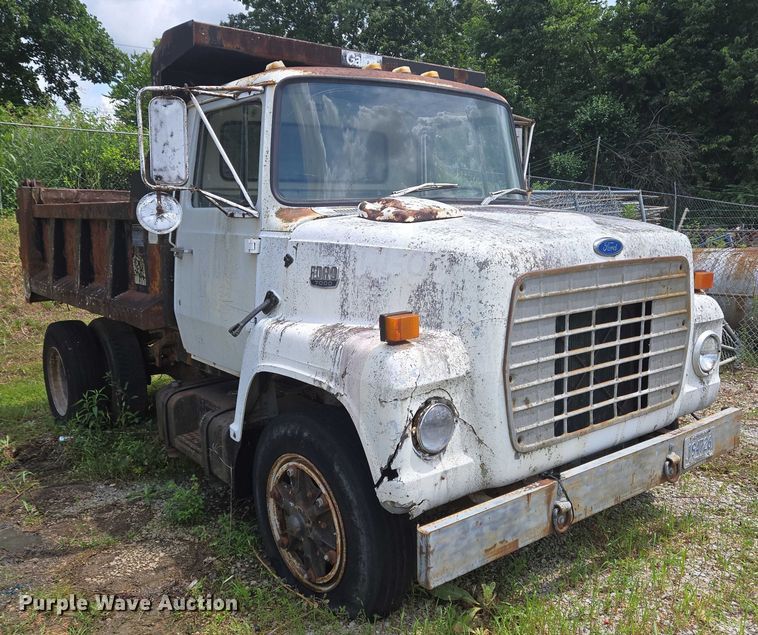 image for item EC4341 1985 Ford F700 dump truck