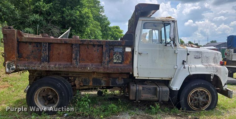 image for item EC4341 1985 Ford F700 dump truck