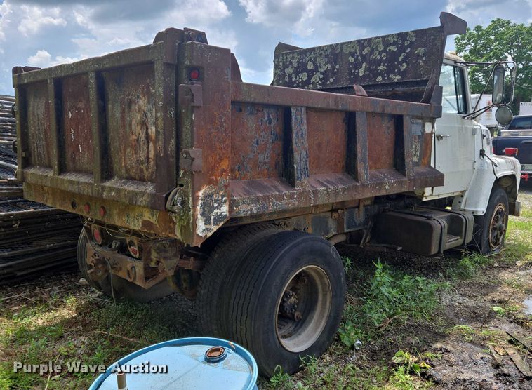 image for item EC4341 1985 Ford F700 dump truck