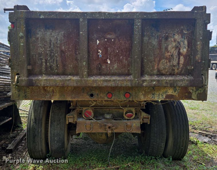 image for item EC4341 1985 Ford F700 dump truck