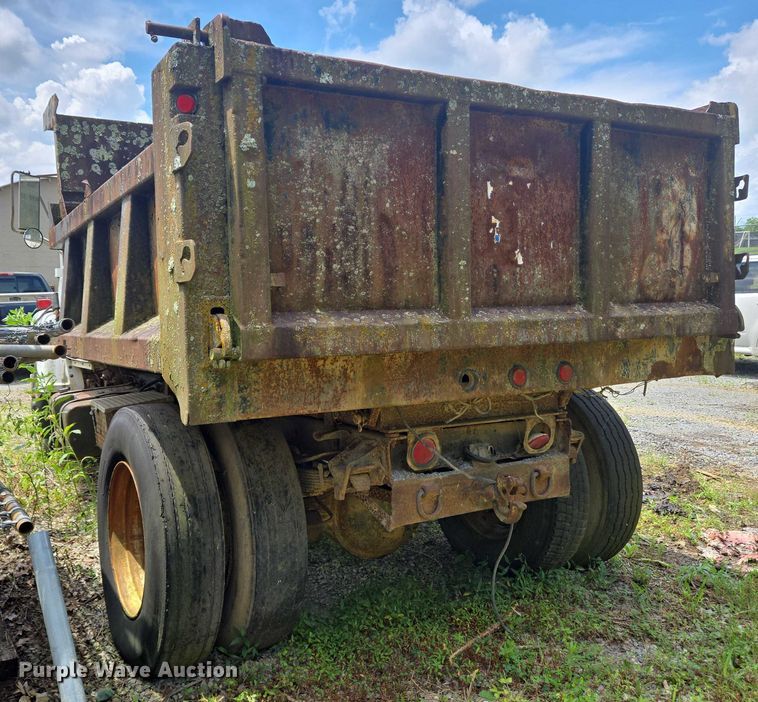 image for item EC4341 1985 Ford F700 dump truck