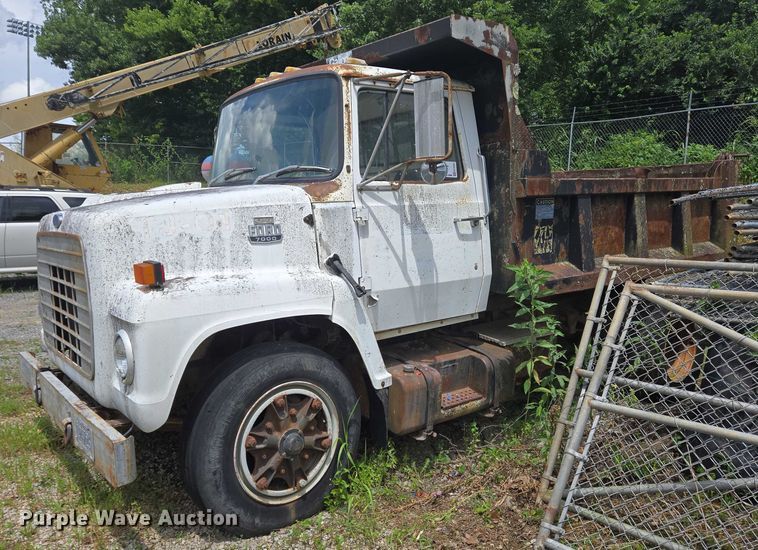 image for item EC4341 1985 Ford F700 dump truck