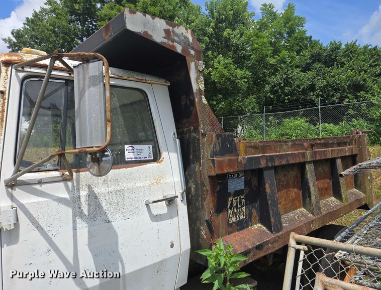 image for item EC4341 1985 Ford F700 dump truck