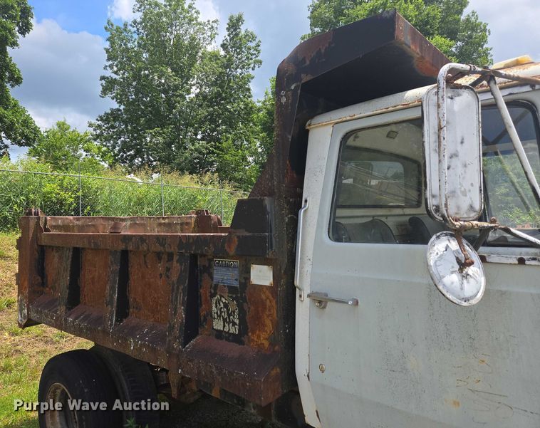 image for item EC4341 1985 Ford F700 dump truck