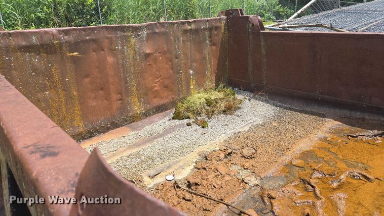 image for item EC4341 1985 Ford F700 dump truck