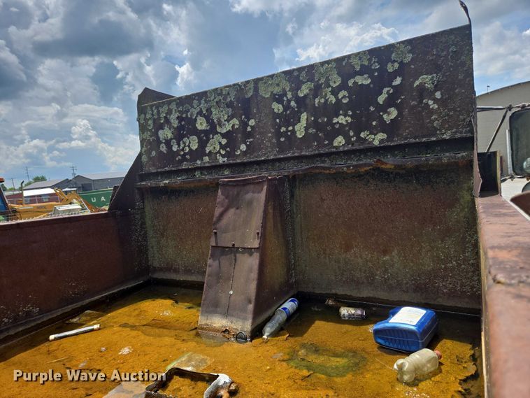 image for item EC4341 1985 Ford F700 dump truck