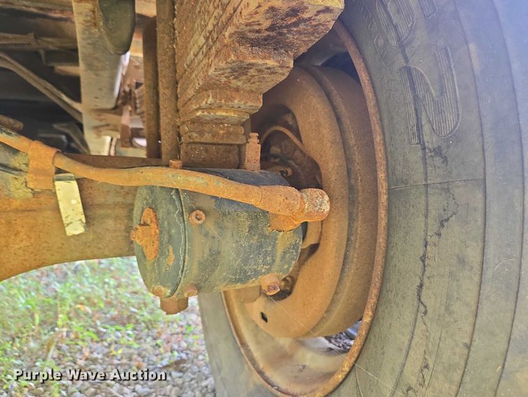 image for item EC4341 1985 Ford F700 dump truck