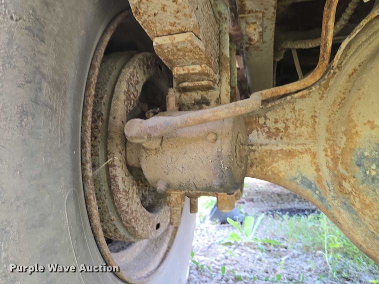 image for item EC4341 1985 Ford F700 dump truck