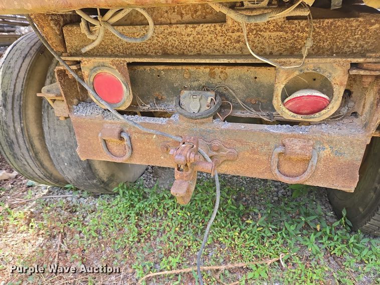 image for item EC4341 1985 Ford F700 dump truck