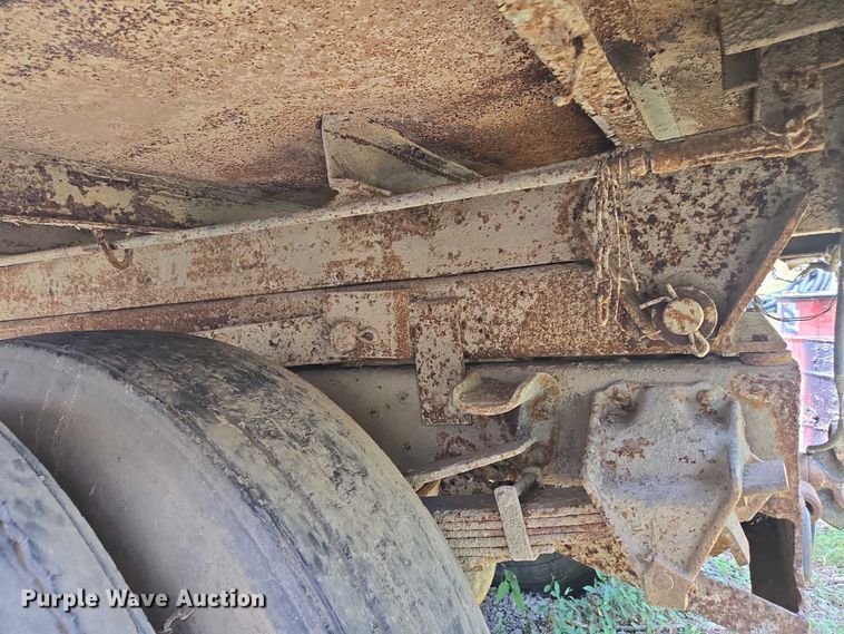 image for item EC4341 1985 Ford F700 dump truck