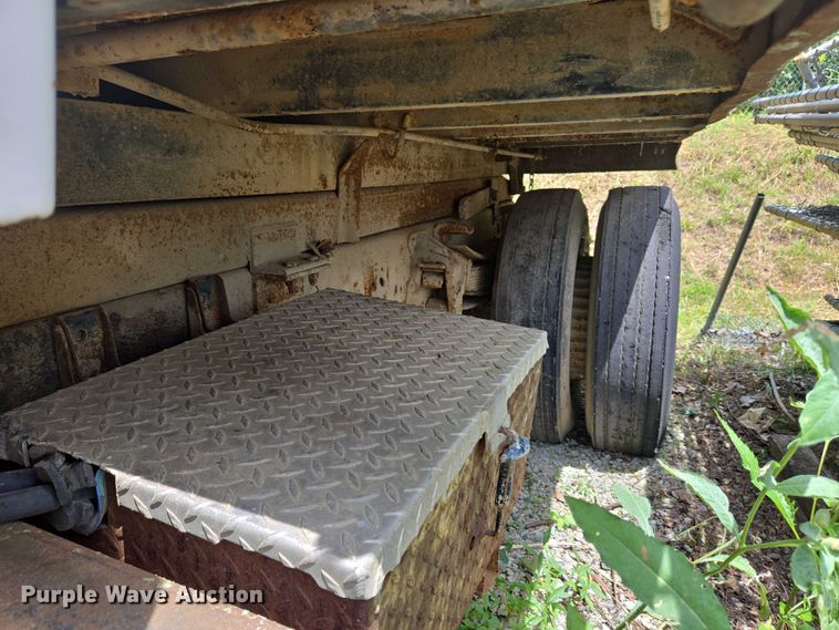 image for item EC4341 1985 Ford F700 dump truck