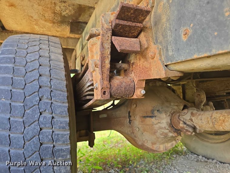 image for item EC4341 1985 Ford F700 dump truck
