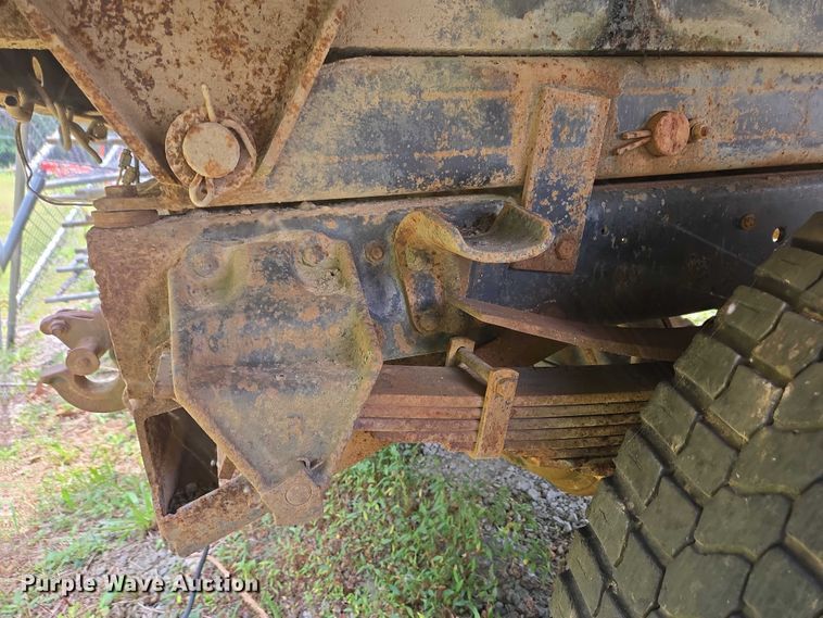 image for item EC4341 1985 Ford F700 dump truck