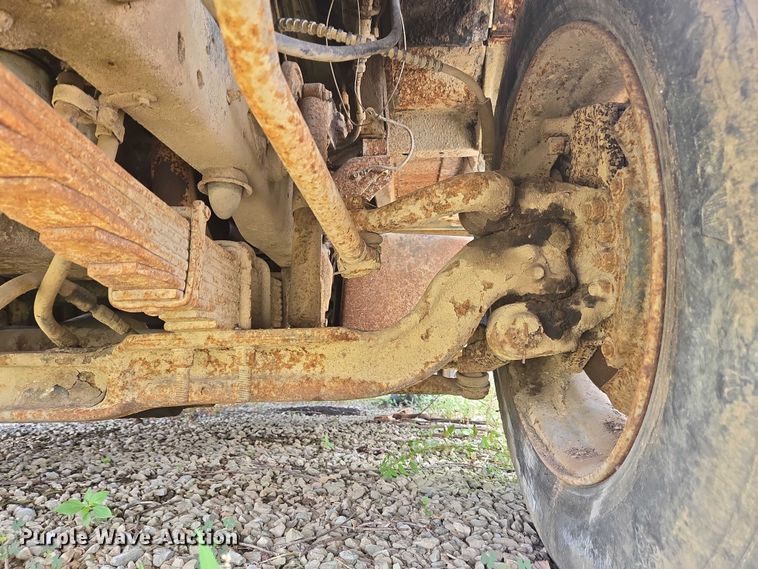 image for item EC4341 1985 Ford F700 dump truck