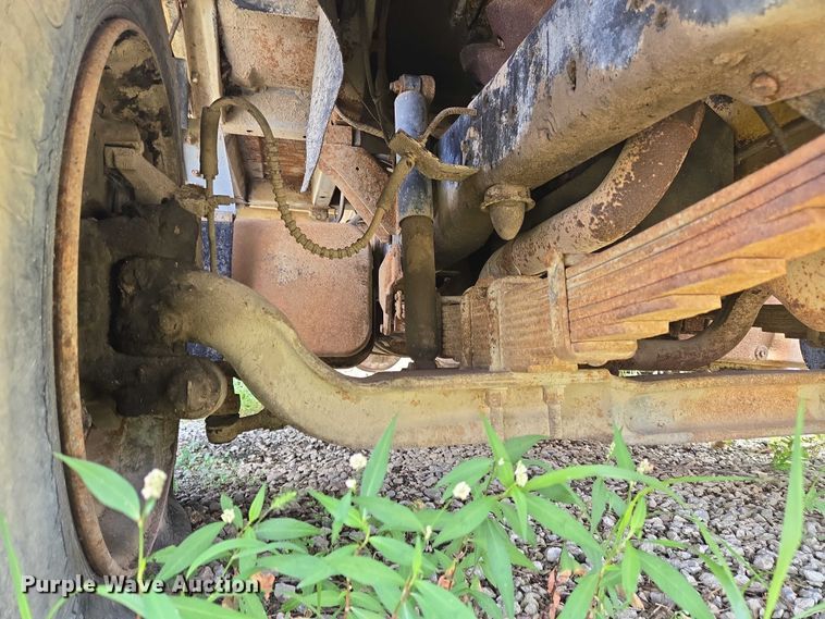 image for item EC4341 1985 Ford F700 dump truck