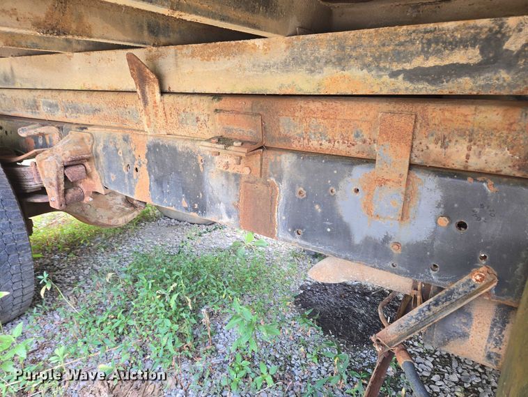 image for item EC4341 1985 Ford F700 dump truck