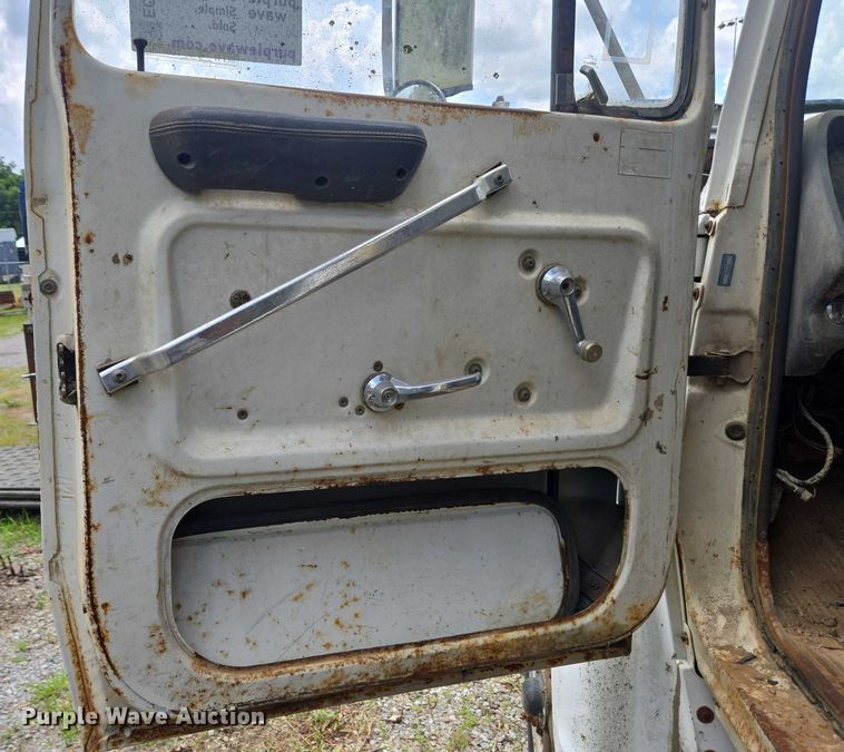 image for item EC4341 1985 Ford F700 dump truck