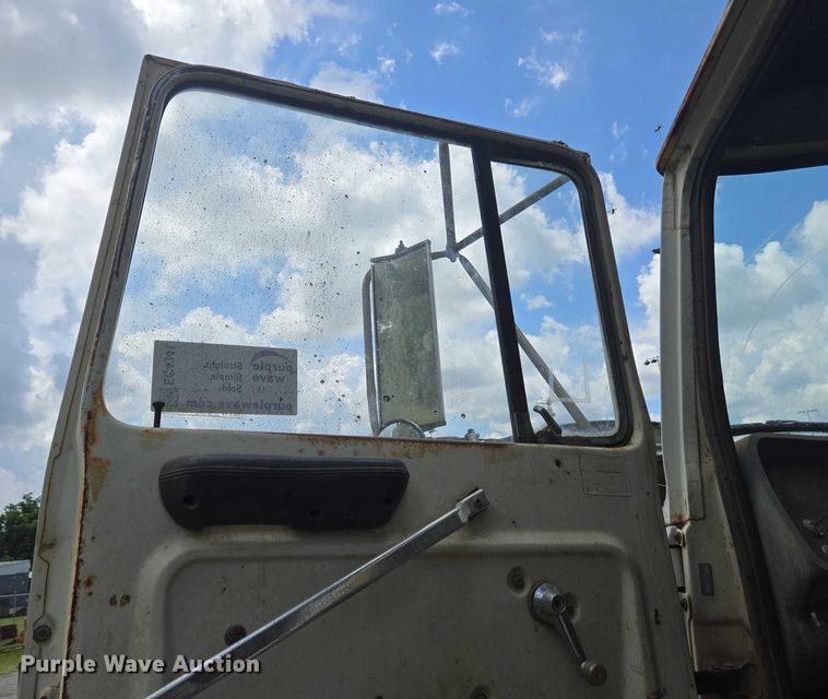 image for item EC4341 1985 Ford F700 dump truck