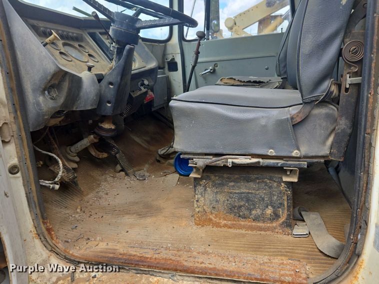 image for item EC4341 1985 Ford F700 dump truck