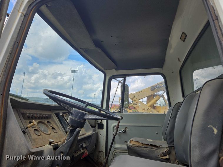 image for item EC4341 1985 Ford F700 dump truck