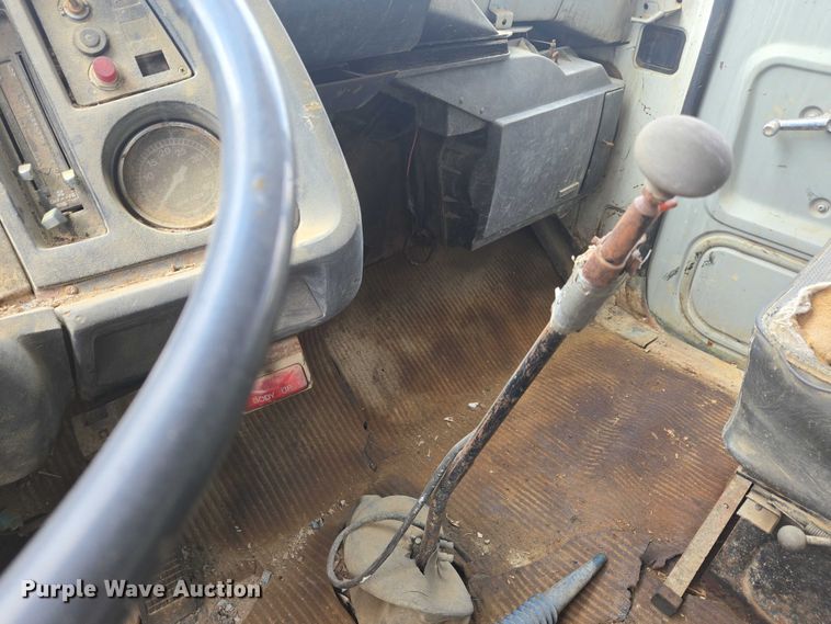 image for item EC4341 1985 Ford F700 dump truck