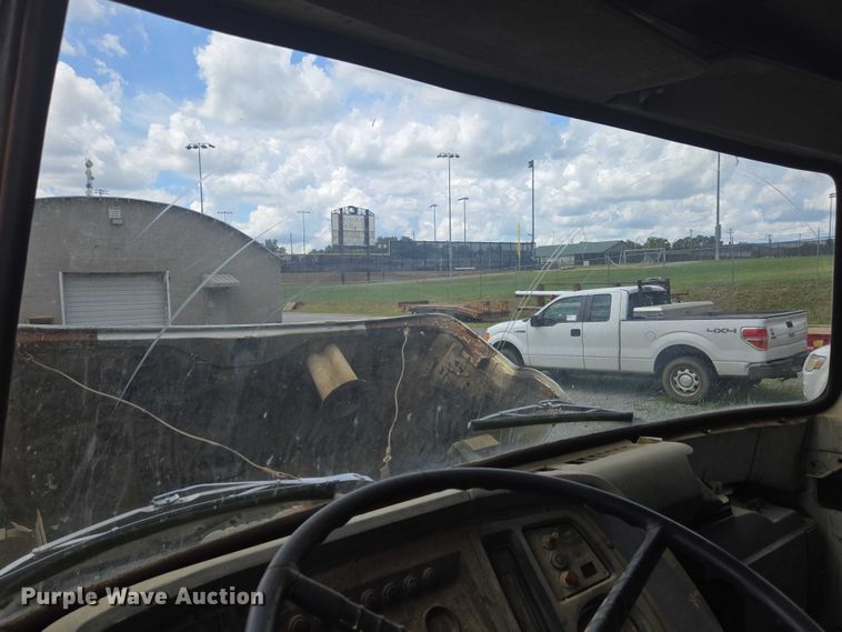 image for item EC4341 1985 Ford F700 dump truck