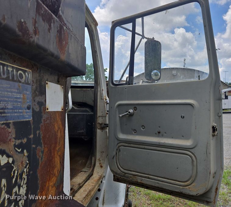 image for item EC4341 1985 Ford F700 dump truck