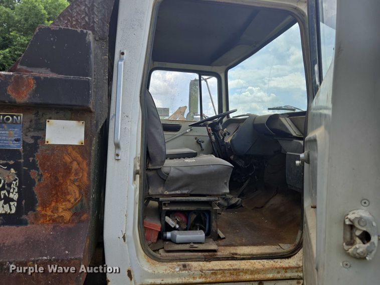 image for item EC4341 1985 Ford F700 dump truck