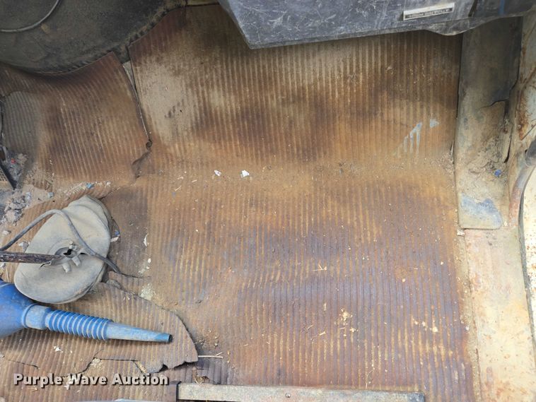 image for item EC4341 1985 Ford F700 dump truck