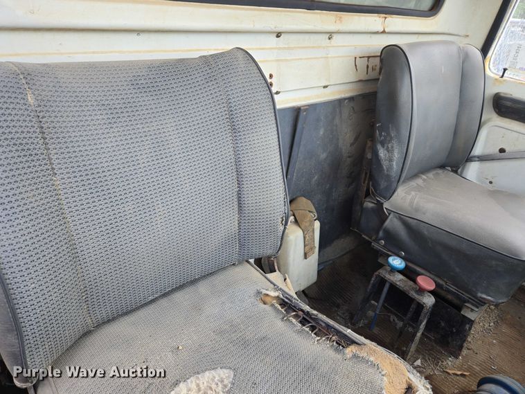 image for item EC4341 1985 Ford F700 dump truck