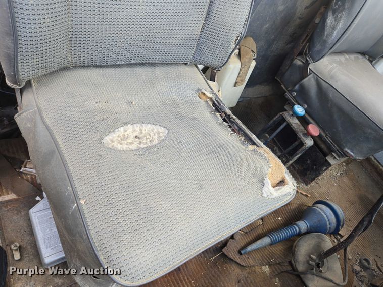 image for item EC4341 1985 Ford F700 dump truck