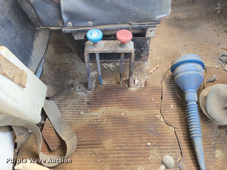 image for item EC4341 1985 Ford F700 dump truck