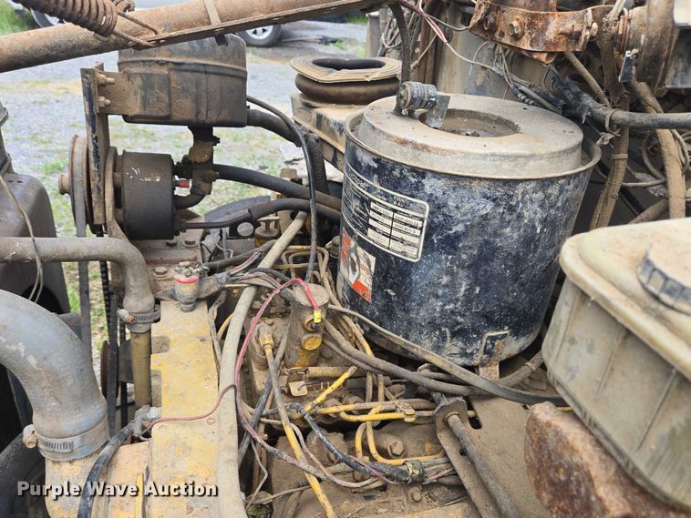 image for item EC4341 1985 Ford F700 dump truck