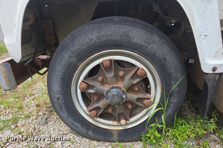 image for item EC4341 1985 Ford F700 dump truck