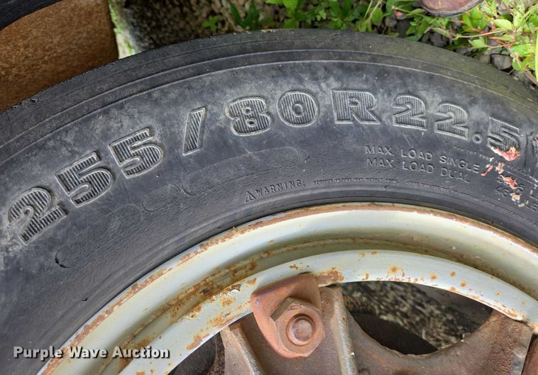 image for item EC4341 1985 Ford F700 dump truck