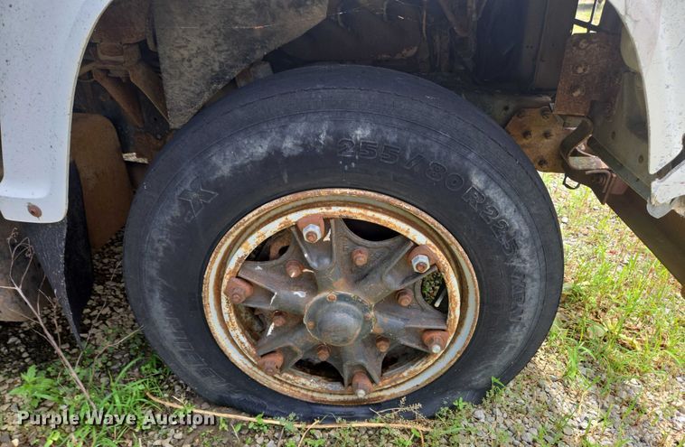 image for item EC4341 1985 Ford F700 dump truck