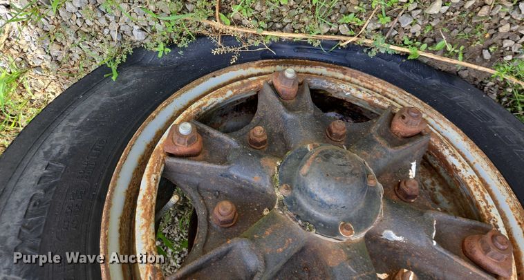 image for item EC4341 1985 Ford F700 dump truck