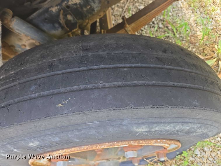 image for item EC4341 1985 Ford F700 dump truck