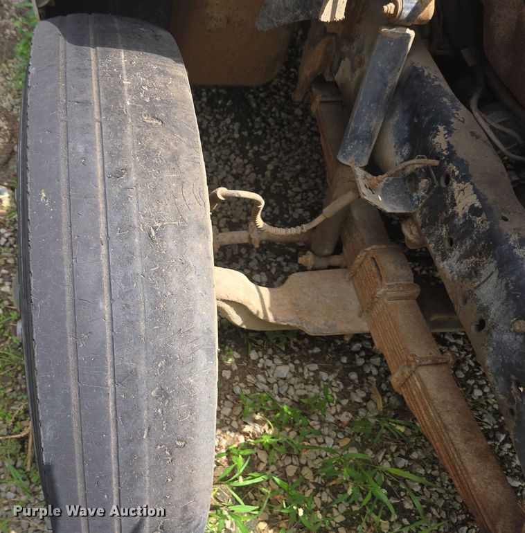 image for item EC4341 1985 Ford F700 dump truck