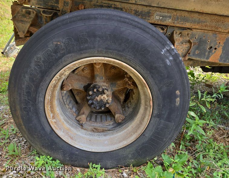 image for item EC4341 1985 Ford F700 dump truck