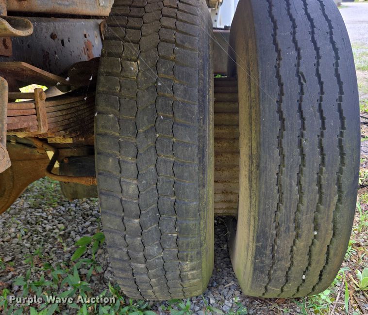 image for item EC4341 1985 Ford F700 dump truck