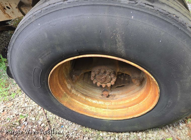 image for item EC4341 1985 Ford F700 dump truck