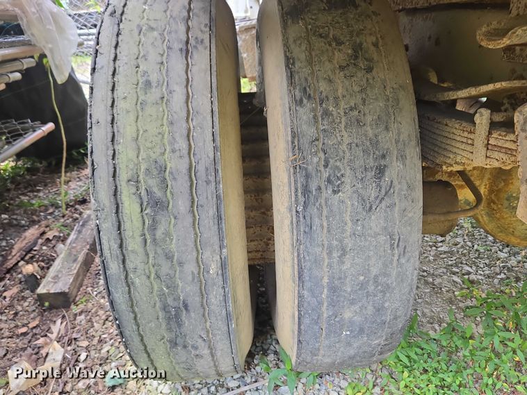 image for item EC4341 1985 Ford F700 dump truck