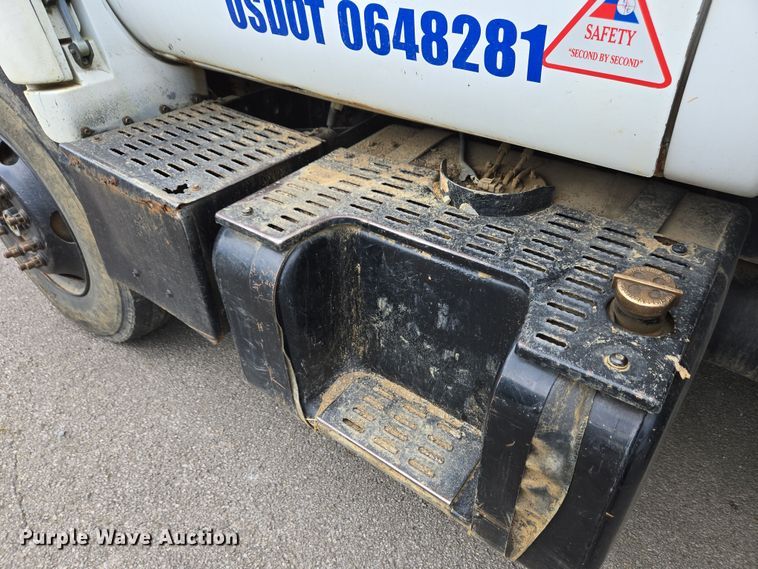 image for item EC4345 2000 GMC C7500 dump truck