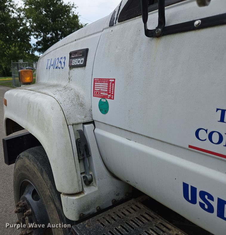 image for item EC4345 2000 GMC C7500 dump truck