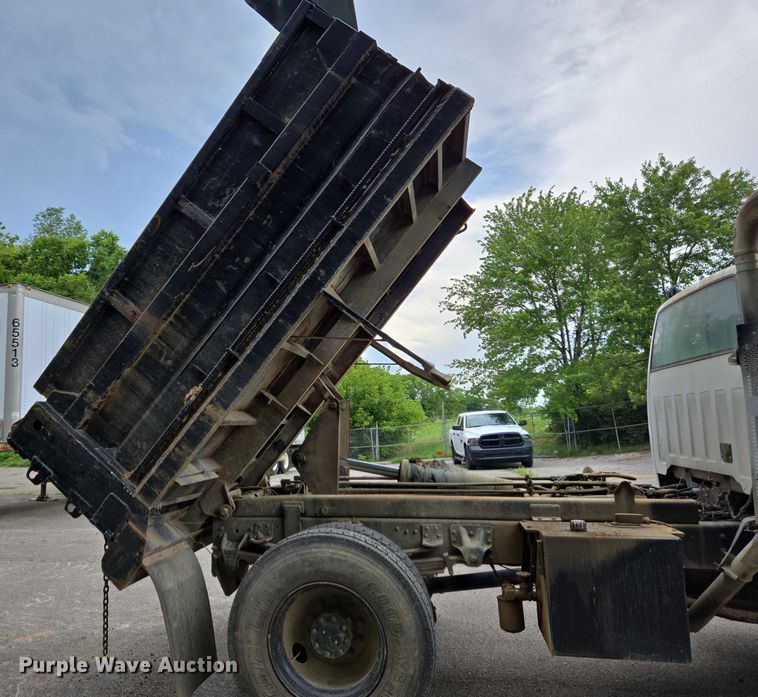 image for item EC4345 2000 GMC C7500 dump truck