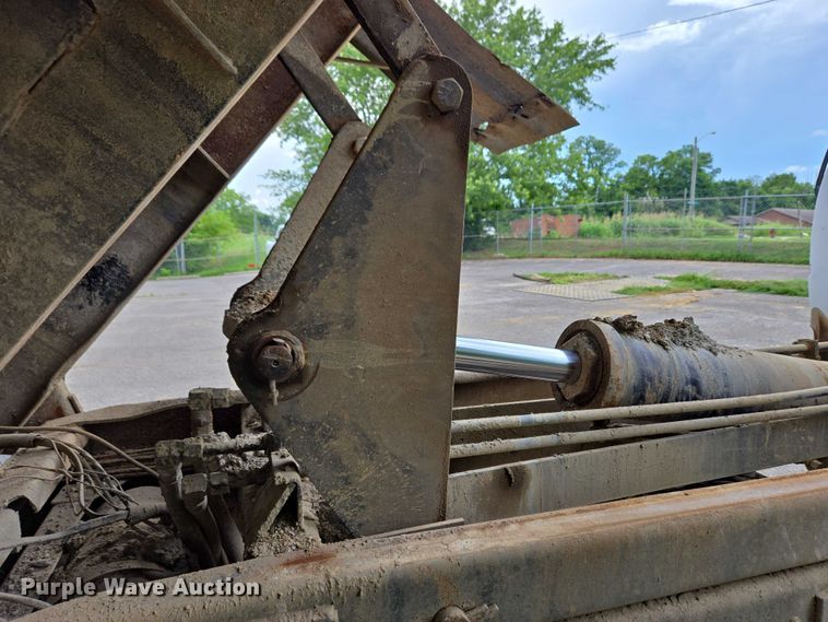 image for item EC4345 2000 GMC C7500 dump truck