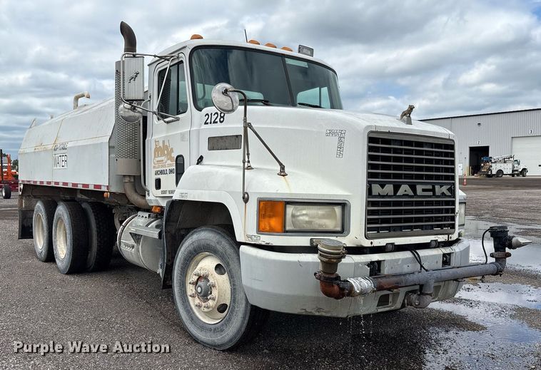 image for item EC4354 1997 Mack CH613 water truck